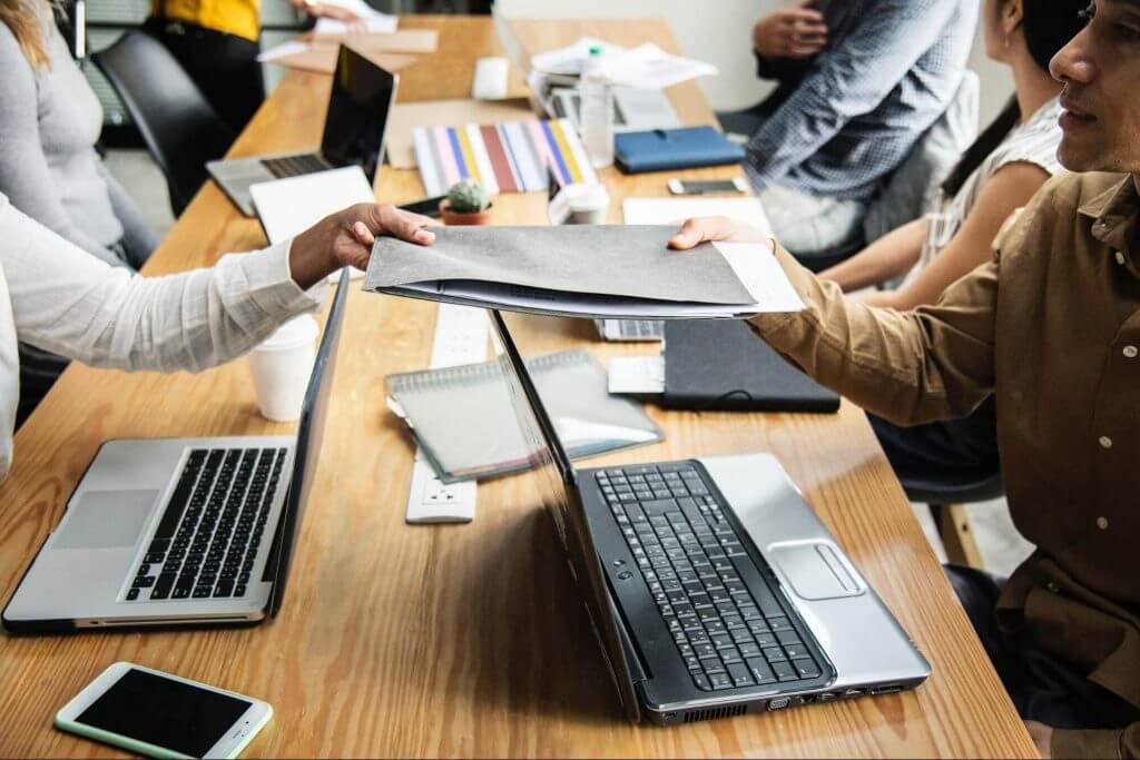 With large teams, holding successful meetings are important. Keep the outcomes clear and direction straightforward.
